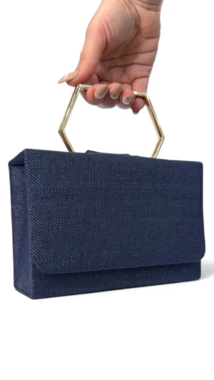 Bolso clutch azul marino de tela rústica con asa hexagonal