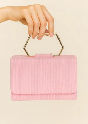 Bolso cuadrado rosa con asa geométrica
