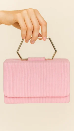 Bolso cuadrado rosa con asa geométrica