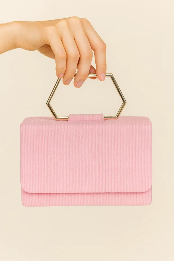 Bolso cuadrado rosa con asa geométrica