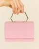 Bolso cuadrado rosa con asa geométrica