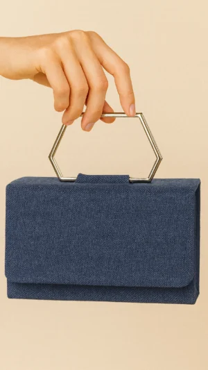 Bolso cuadrado azul marino con asa geométrica