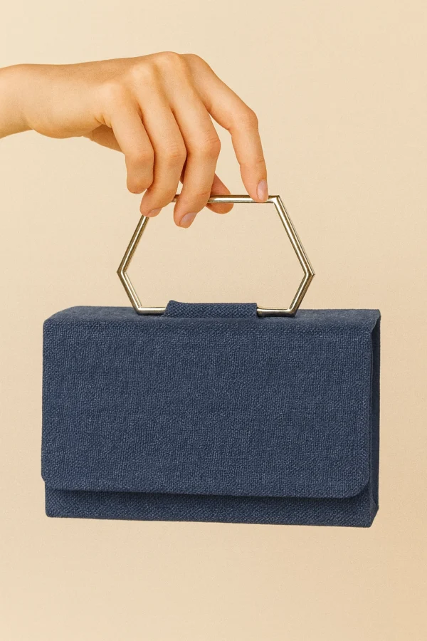 Bolso cuadrado azul marino con asa geométrica