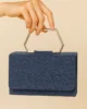 Bolso cuadrado azul marino con asa geométrica