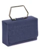 Bolso cuadrado azul marino con asa geométrica
