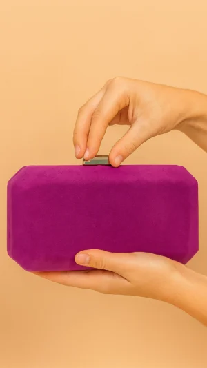 Bolso clutch de antelina buganvilla con plata