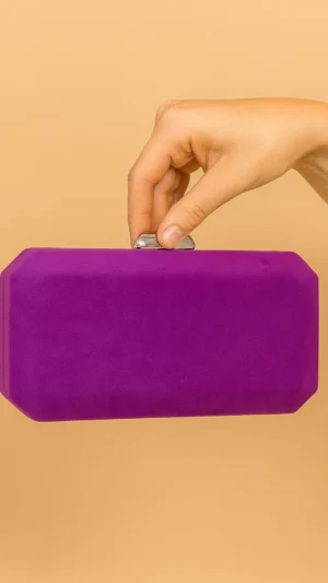Bolso clutch de antelina violeta oscuro con plata