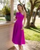 Vestido midi de vuelo con volante al hombro buganvilla