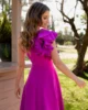 Vestido midi de vuelo con volante al hombro buganvilla
