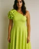 Vestido midi de vuelo con volante al hombro lima