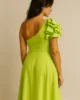 Vestido midi de vuelo con volante al hombro lima