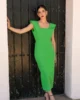 Vestido de fiesta verde con escote cuadrado