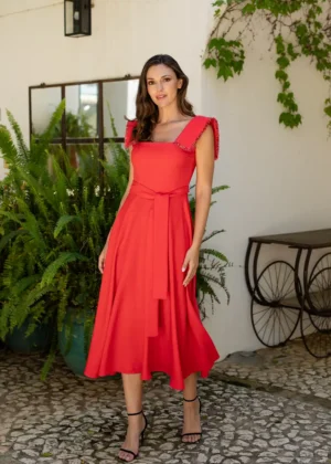 Vestido rojo coral de invitada con escote cuadrado, mangas con detalle y cinturón