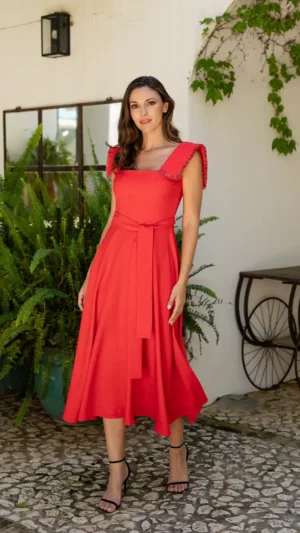 Vestido rojo coral de invitada con escote cuadrado, mangas con detalle y cinturón