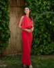 Vestido rojo largo asimétrico con lazo grande