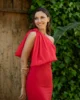 Vestido rojo largo asimétrico con lazo grande