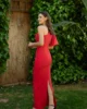 Vestido rojo largo asimétrico con lazo grande