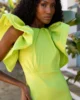 Vestido corto lima de tafetán con volantes