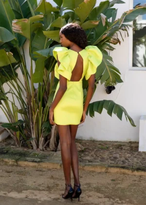 Vestido de fiesta corto color lima con escote en la espalda