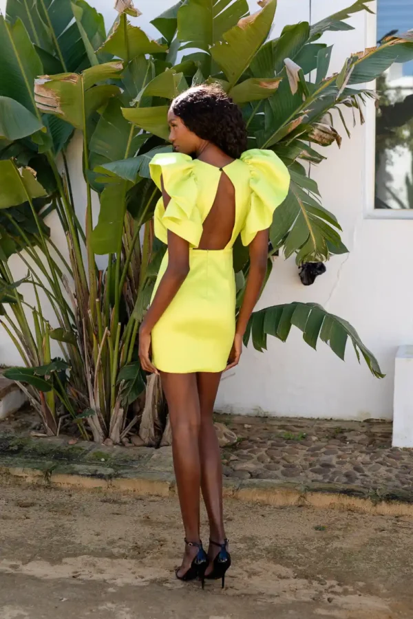Vestido de fiesta corto color lima con escote en la espalda