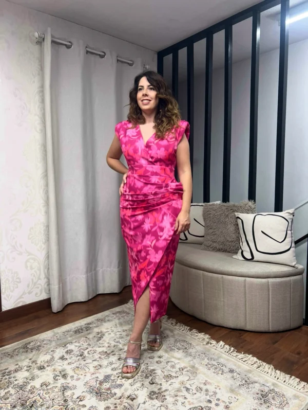 Vestido midi drapeado sin mangas estampado fucsia