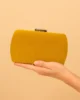 Bolso clutch de fiesta antelina mostaza