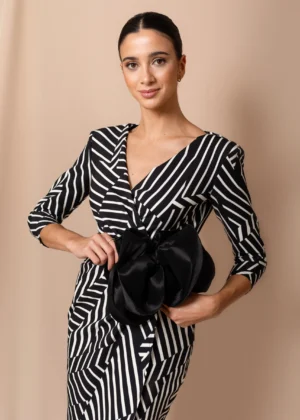 Vestido de fiesta midi con flor de tafetán negro y blanco