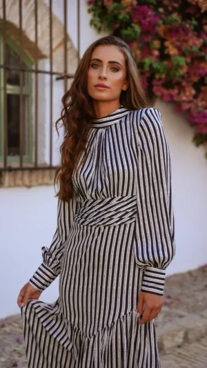 Vestido midi ajustado con volante rayas negras