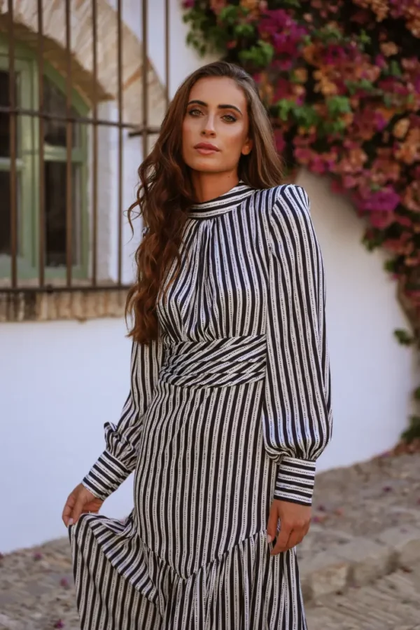 Vestido midi ajustado con volante rayas negras