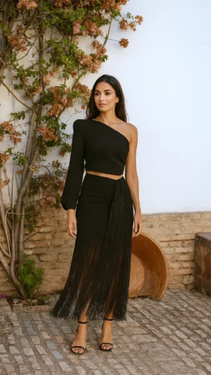Vestido negro con flecos largos