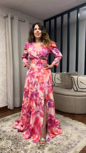 Vestido largo estampado en rosas con falda de vuelo