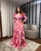 Vestido largo estampado en rosas con falda de vuelo