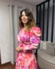 Vestido largo estampado en rosas con falda de vuelo