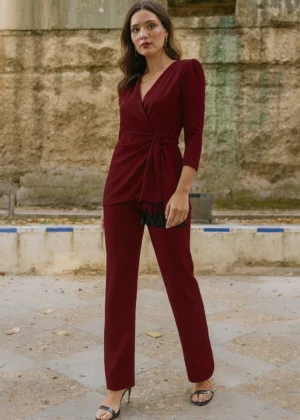 Traje de pantalón con chaqueta cruzada granate y flecos
