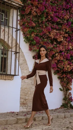 Vestido midi marrón con cuello solapa beige