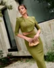 Conjunto top y falda recta con detalle de cala