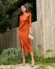 Vestido midi teja con volante en el cuerpo