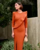 Vestido midi teja con volante en el cuerpo