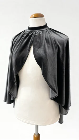 Capa de terciopelo corta gris