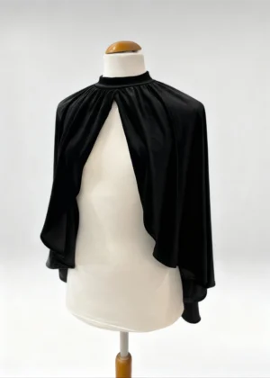 Capa de terciopelo corta negra
