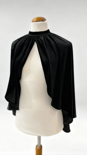 Capa de terciopelo corta negra