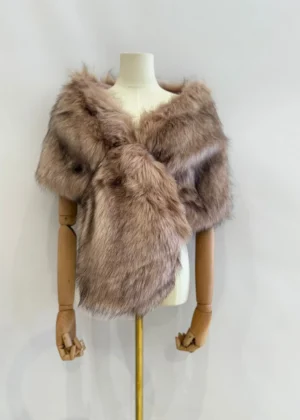 Estola de pelo grande nude