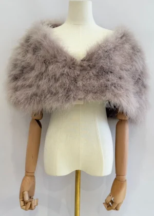 Capa de plumas beige