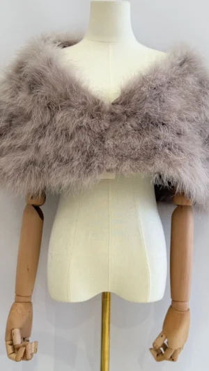 Ylma modas vestidos de fiesta, novia y comunión Capa de plumas beige