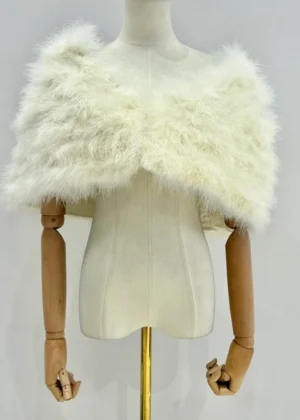 Capa de plumas blanca