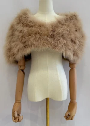 Capa de plumas arena