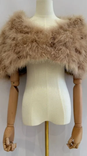 Ylma modas vestidos de fiesta, novia y comunión Capa de plumas arena