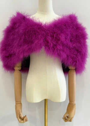 Capa de plumas fucsia