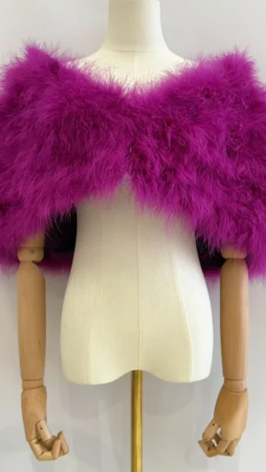 Ylma modas vestidos de fiesta, novia y comunión Capa de plumas fucsia