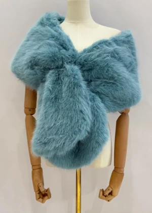 Estola de pelo azul claro